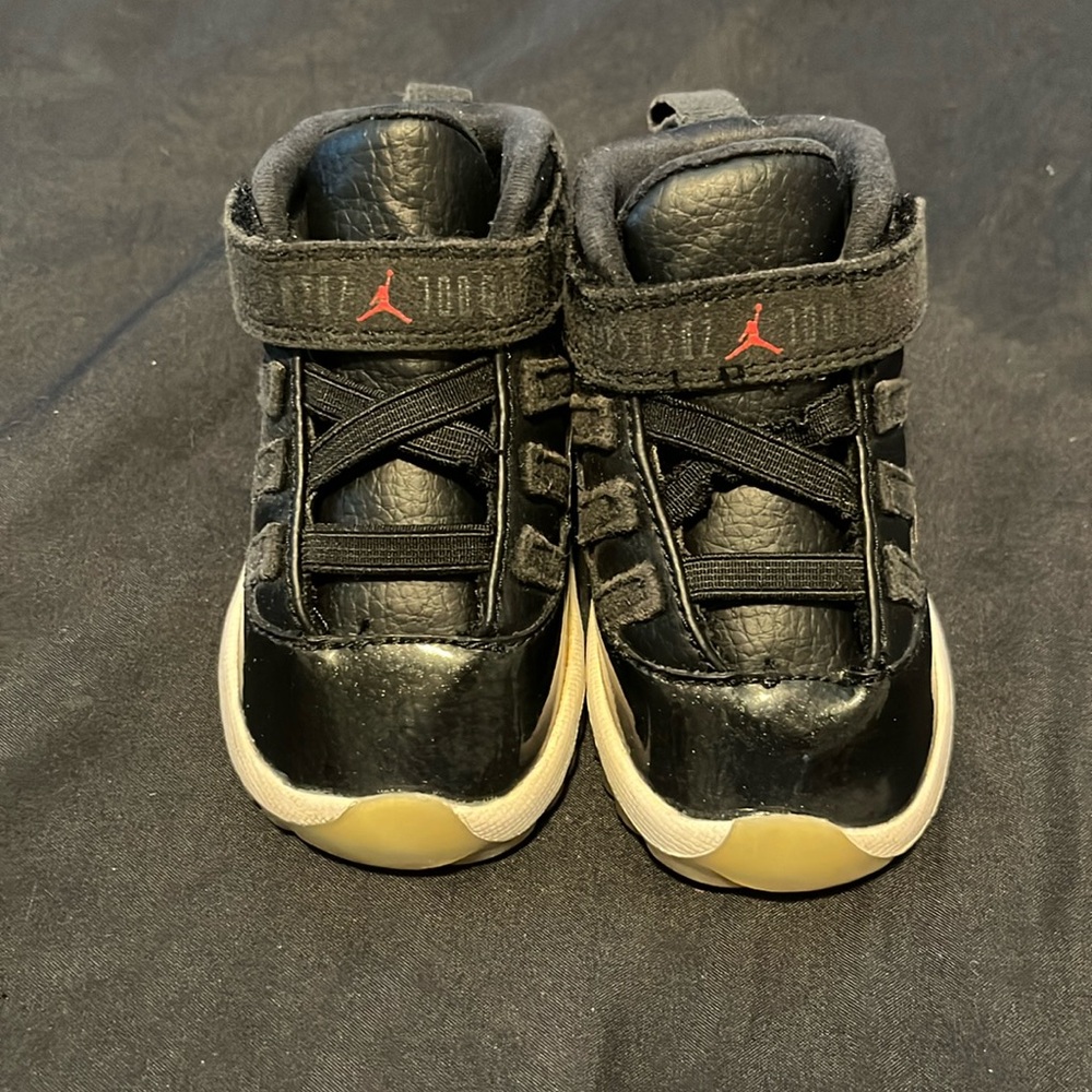 JORDAN RETRO 11 SIZE 4C